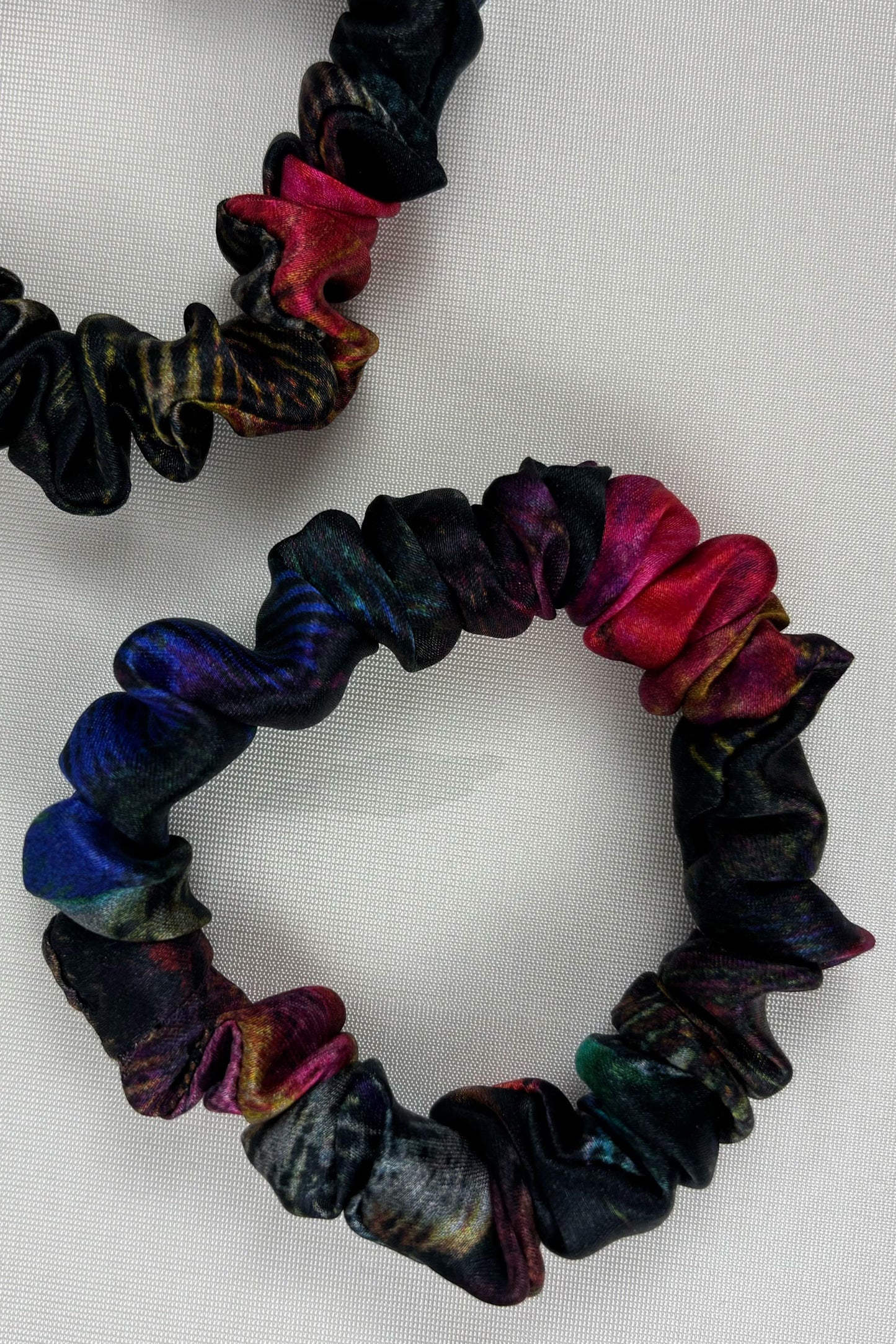 Seidenscrunchie DUNKLE FEDER