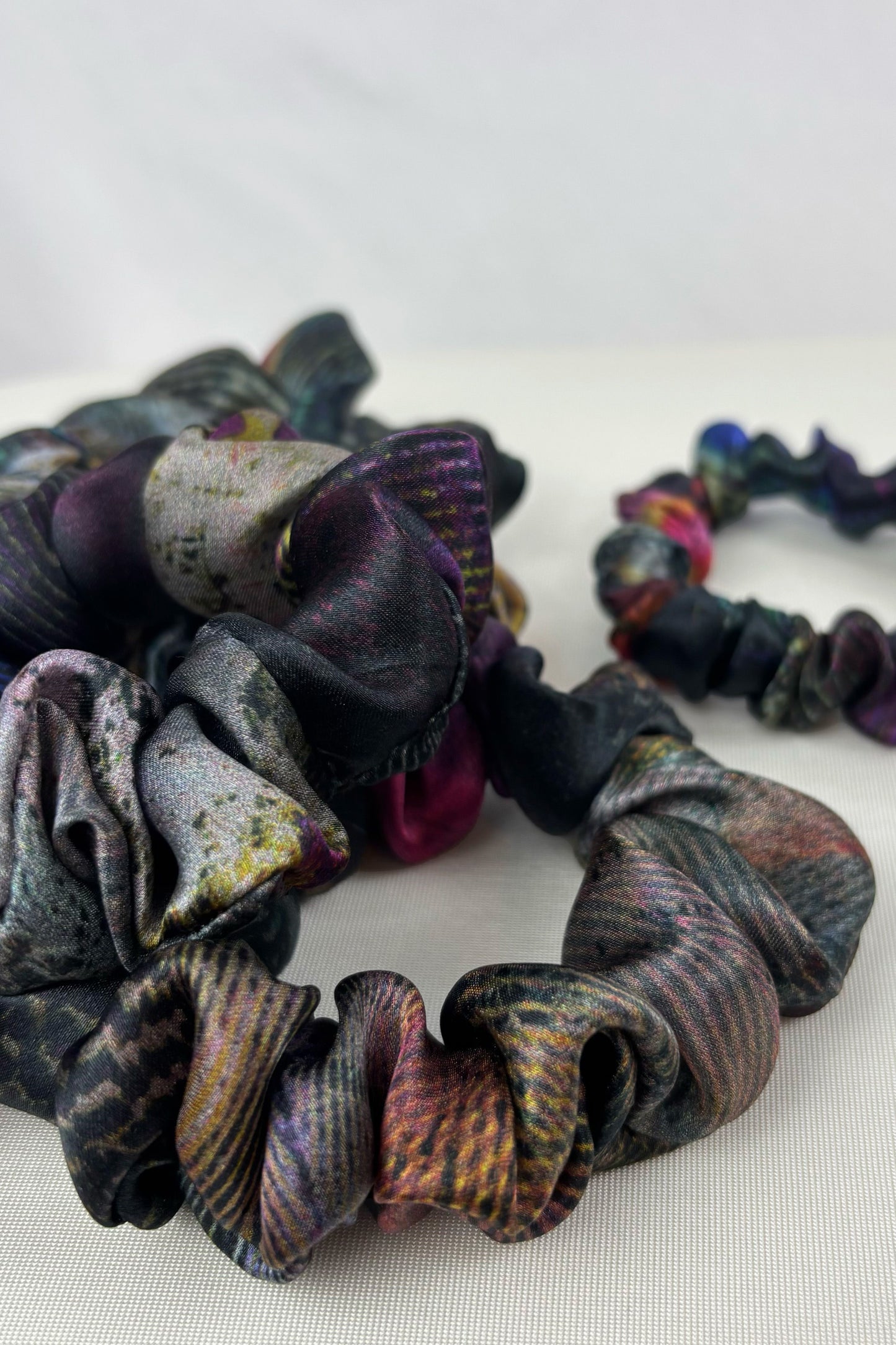Seidenscrunchie DUNKLE FEDER