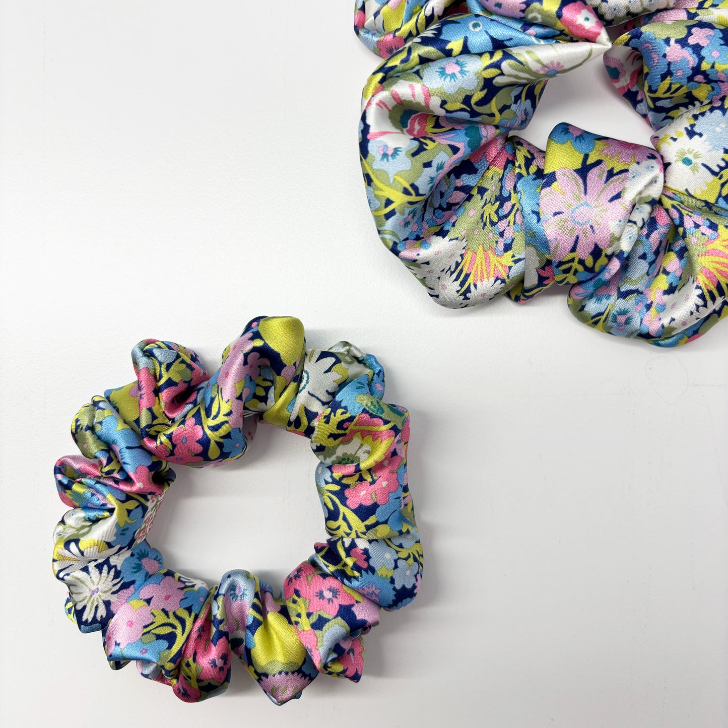Seidenscrunchie DARK FLOWER