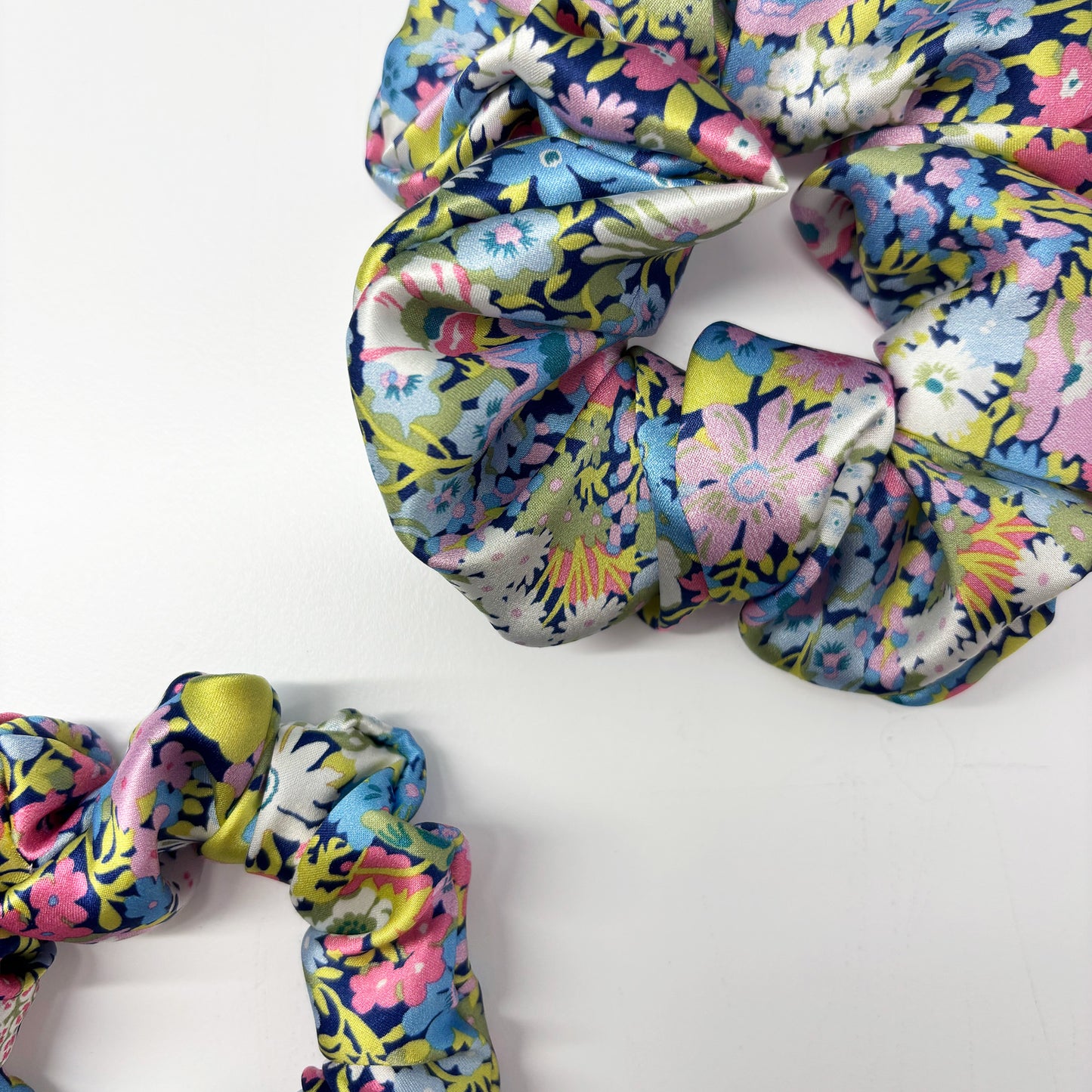 Seidenscrunchie DARK FLOWER