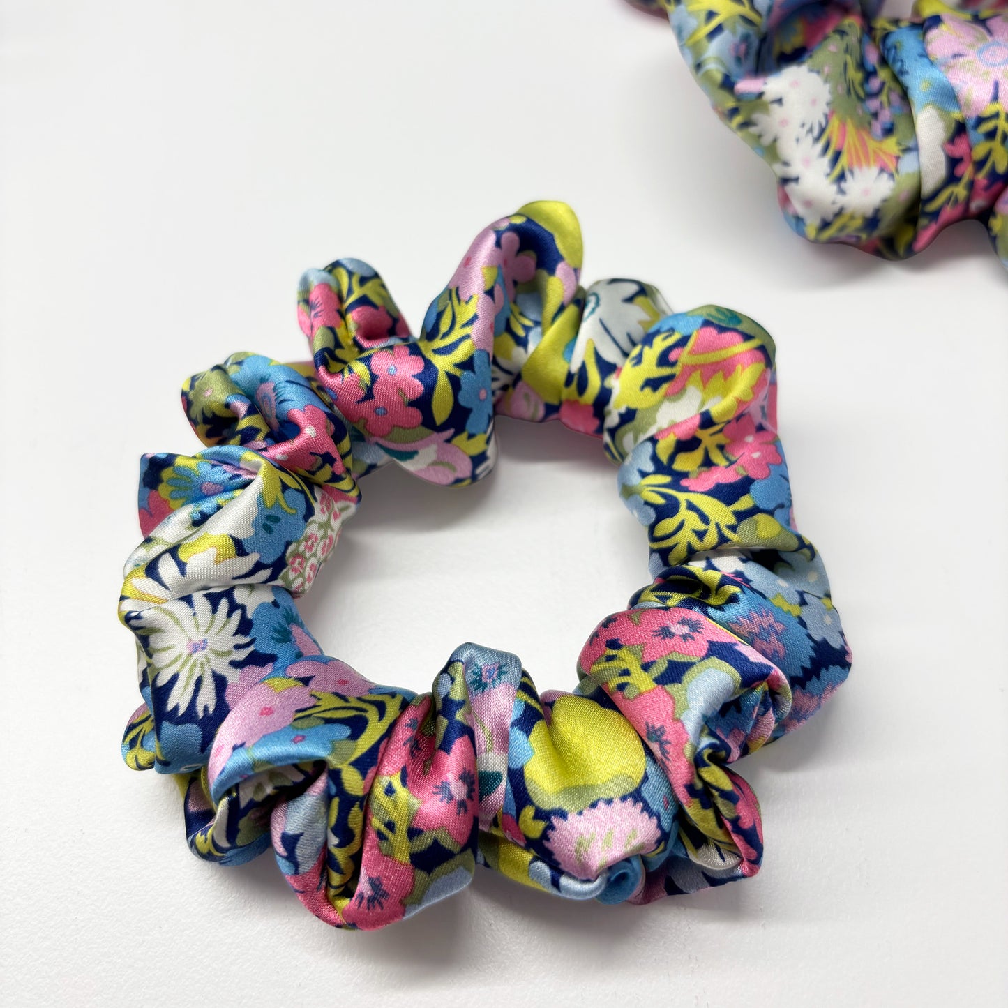 Seidenscrunchie DARK FLOWER