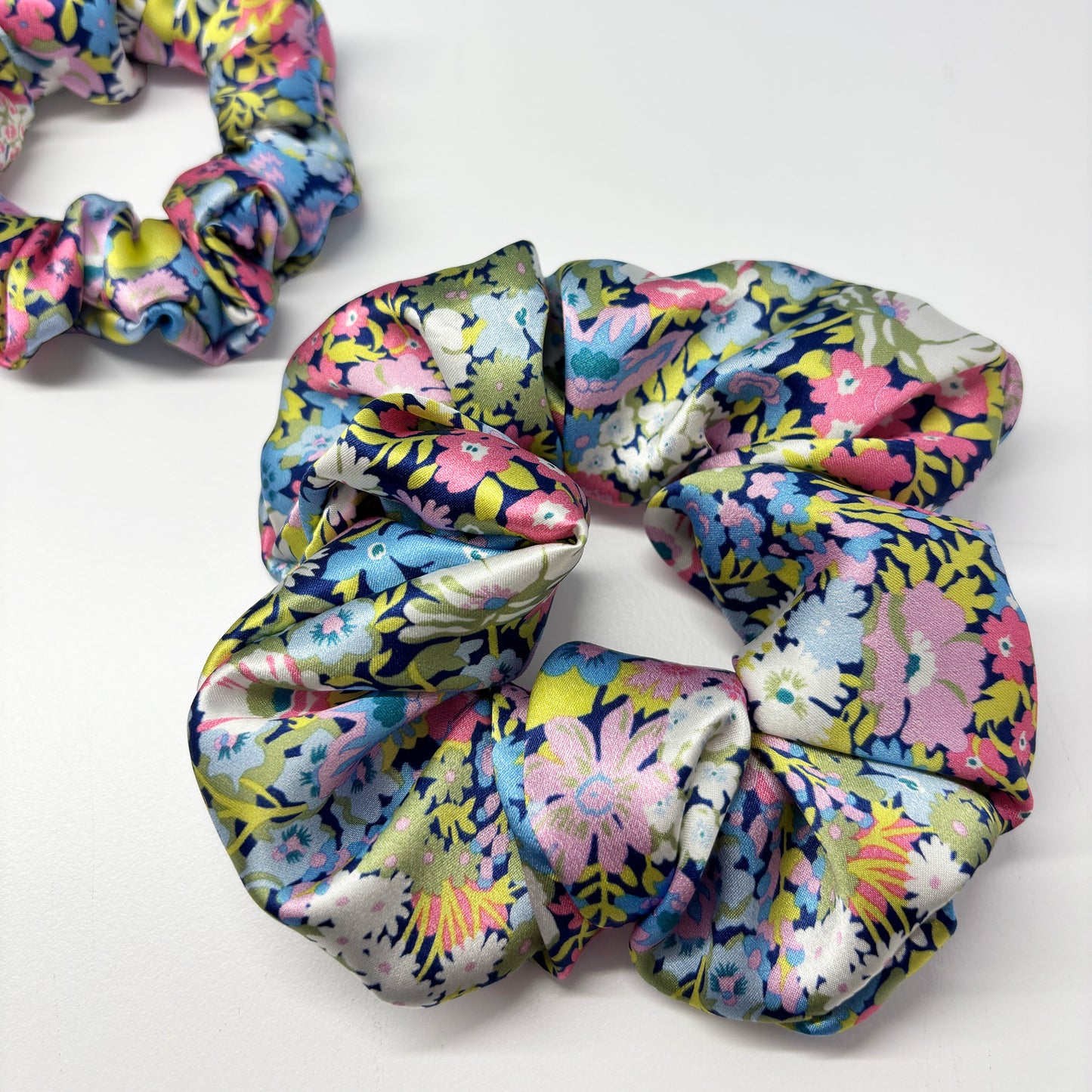 Seidenscrunchie DARK FLOWER